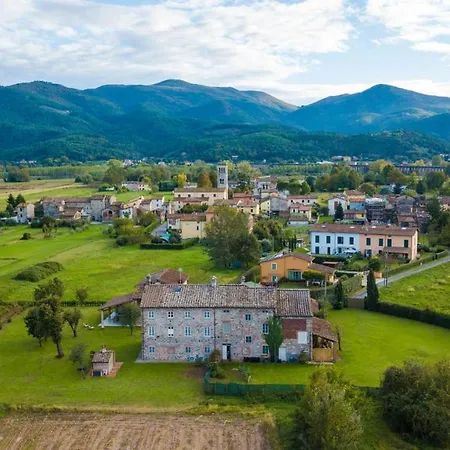 Brunetta, Discover Your Modern But Traditional In Lucca קאפאנורי