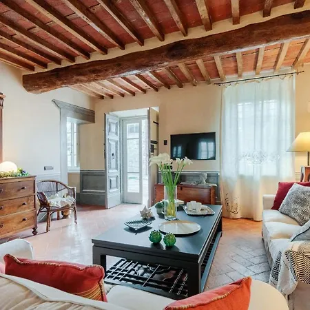 Brunetta, Discover Your Modern But Traditional In Lucca קאפאנורי