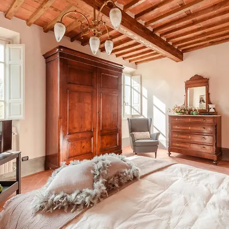 Brunetta, Discover Your Modern But Traditional In Lucca *